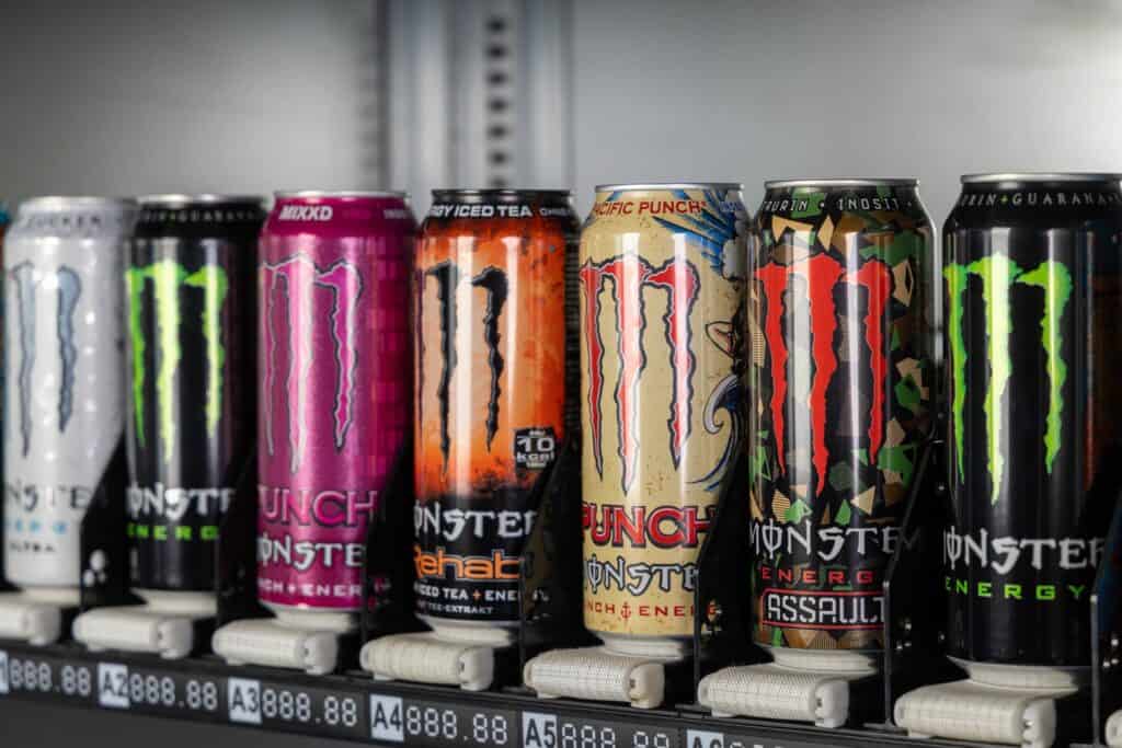 Verkaufsautomat mit verschiedenen Monster Energy Energy-Drinks.