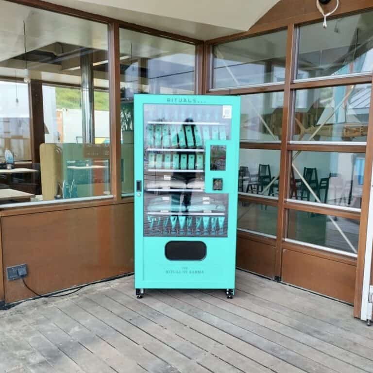 Im Rituals-Design folierter Verkaufsautomat von Vendvibe auf einem Beach-Event in Noordwijk