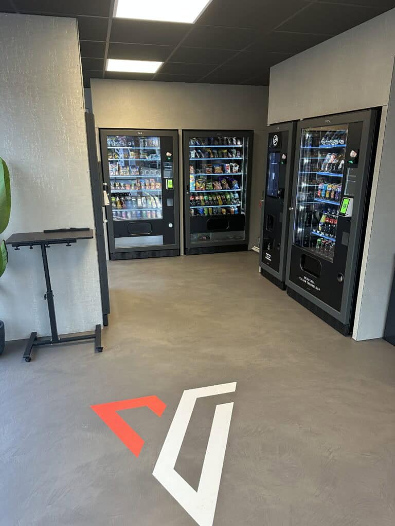 Moderne Verkaufsautomaten im Showroom von Vendvibe, ideal für Snacks und Getränke.