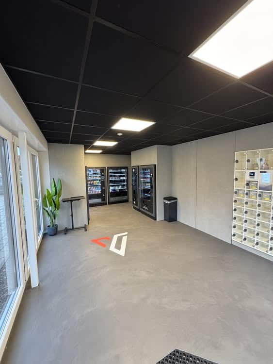Moderner Verkaufsautomat im Showroom mit Getränke- und Snackautomaten.