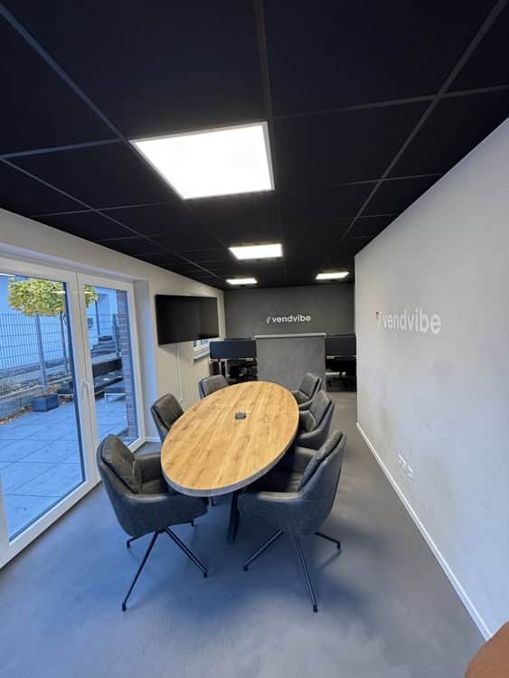 Innenraum des Vendvibe Showrooms mit Verkaufsautomaten und Besprechungstisch.