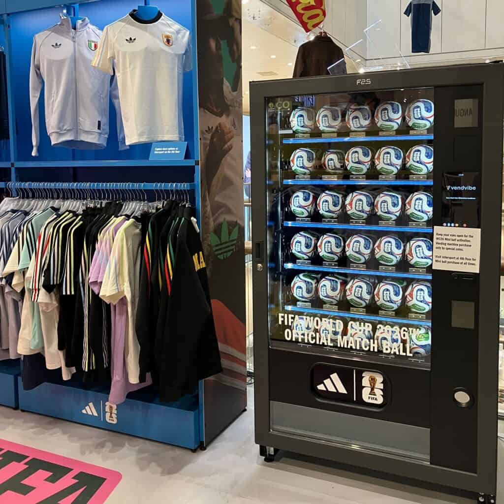 Vendvibe-Automat mit dem offiziellen FIFA World Cup 2026 Match Ball im adidas Store Kopenhagen