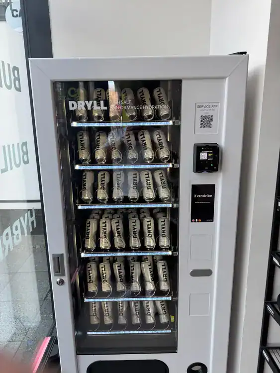 Verkaufsautomat von Vendvibe mit DRYLL-Hydration-Drinks im BEAT81 Studio am Kudamm in Berlin