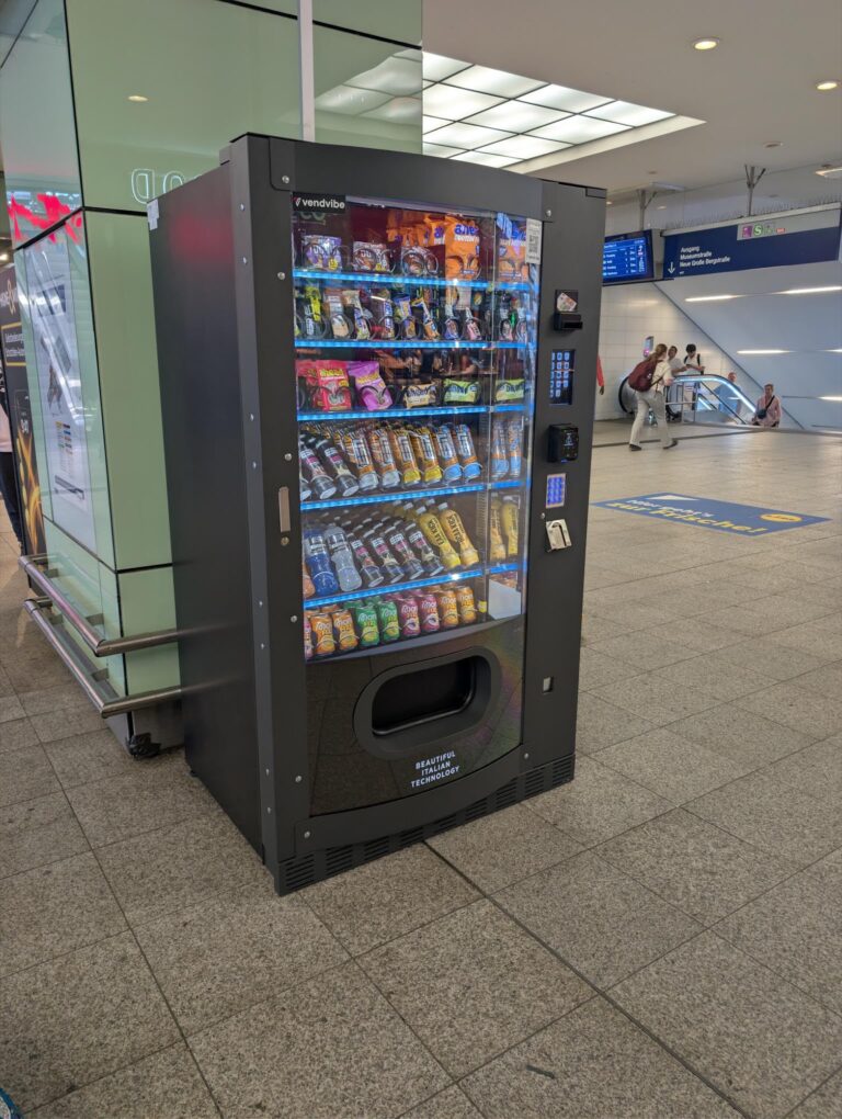 FAS Skudo Snack- und Getränkeautomat von Vendvibe in der Bahnhofshalle Hamburg-Altona