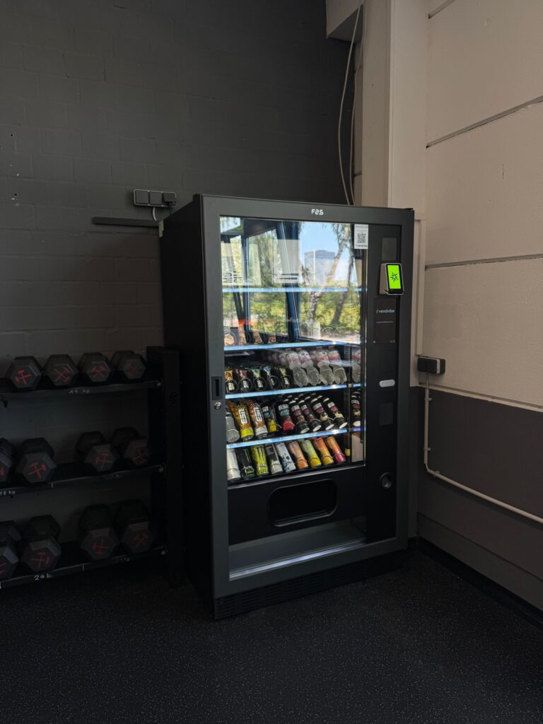 FAS Snack- und Getränkeautomat von Vendvibe im Fitnessstudio Blackband Athletics in Bochum