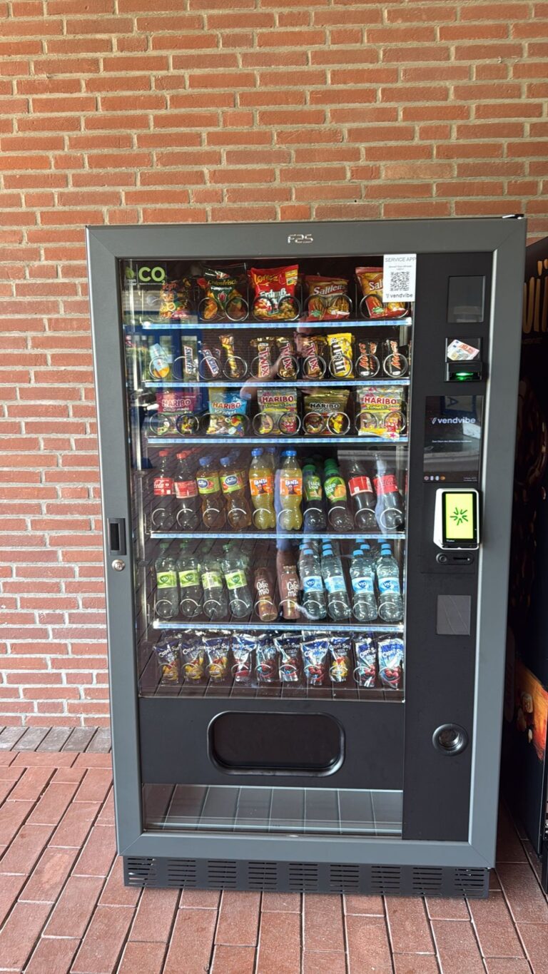FAS 1050 Pro Snack- und Getränkeautomat von Vendvibe im Freibad Rhede