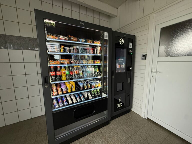 FAS Victoria Snack- und Getränkeautomat von Vendvibe am Parkplatz an der See in Krummhörn
