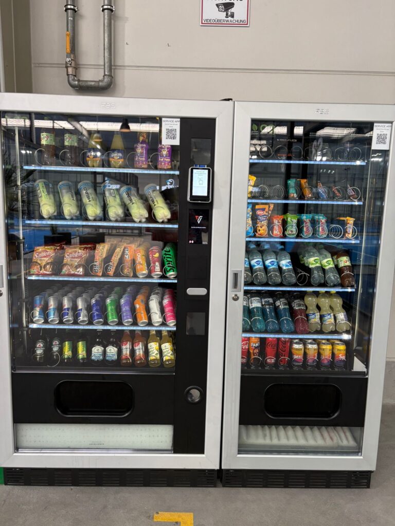 Zwei FAS-Automaten von Vendvibe in einer Padelhalle in Weingarten