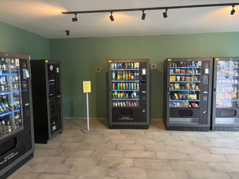Automatenstore von Vendvibe mit mehreren FAS-Automaten zur Nahversorgung in Panketal bei Berlin