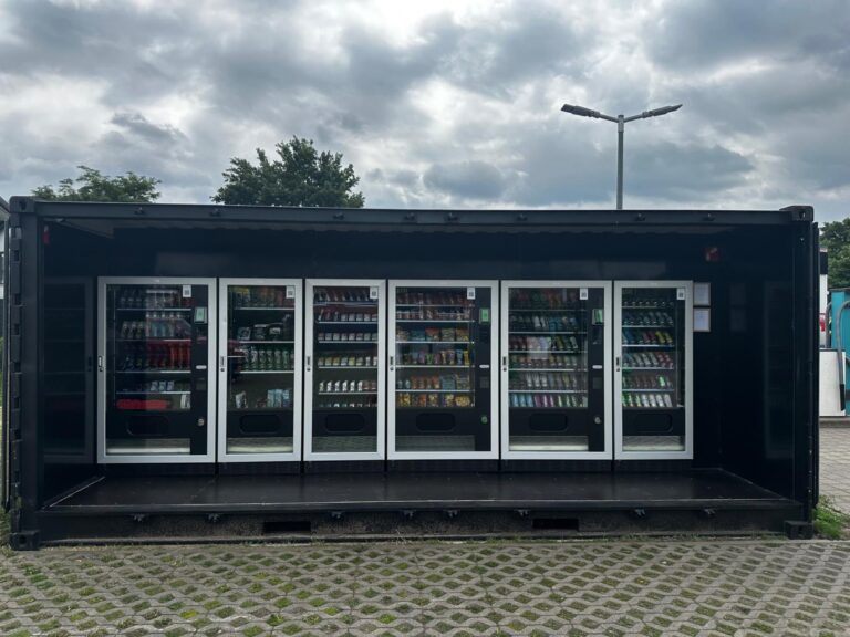 Verkaufscontainer von Vendvibe mit sechs FAS-Automaten an einer SB-Waschanlage in Oranienburg
