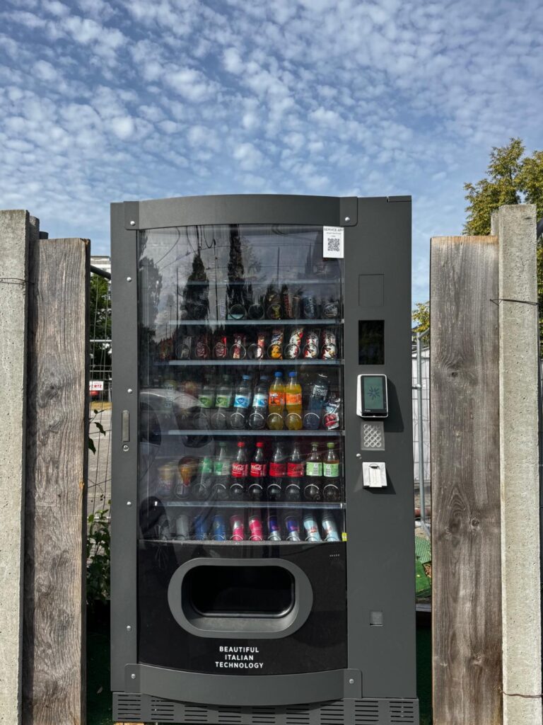 FAS Skudo Outdoor-Automat von Vendvibe mit Snacks und Getränken bei der Wohnkompanie in Düsseldorf