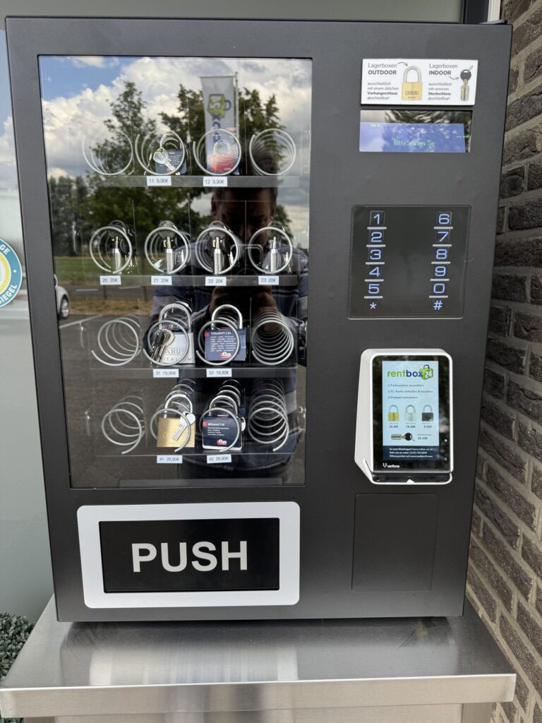 Schlossautomat von Vendvibe bei rentbox24 Selfstorage mit ABUS-Vorhängeschlössern und Kartenzahlung