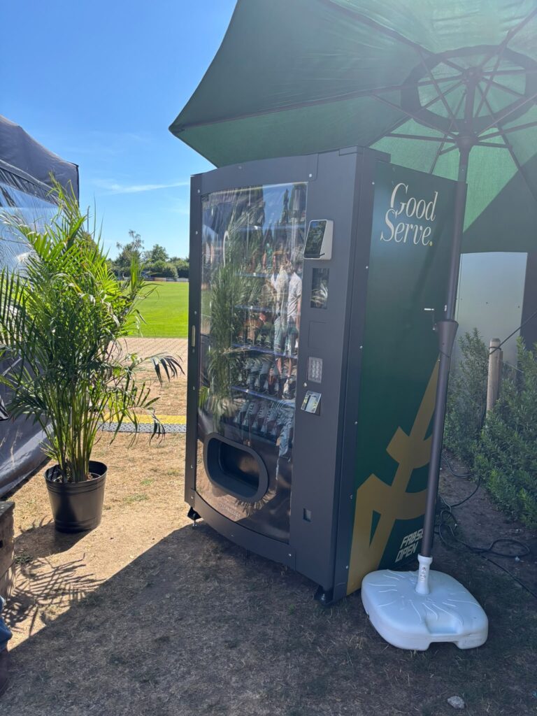 Folierter Eventautomat von Vendvibe bei den Fabse Open auf der Tennisanlage in Bocholt