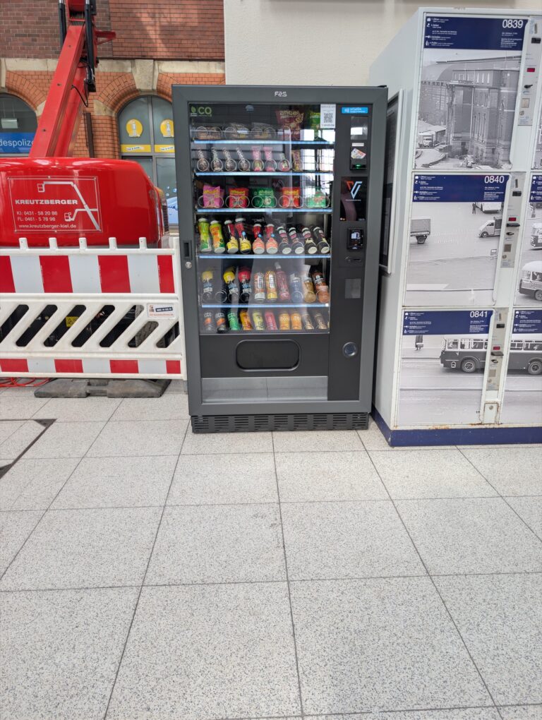 FAS 1050 Pro Snack- und Getränkeautomat von Vendvibe in der Bahnhofshalle des Kieler Hauptbahnhofs