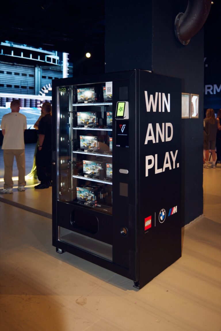 Gebrandeter Win-and-Play-Automat von Vendvibe beim BMW M x LEGO Event in Berlin